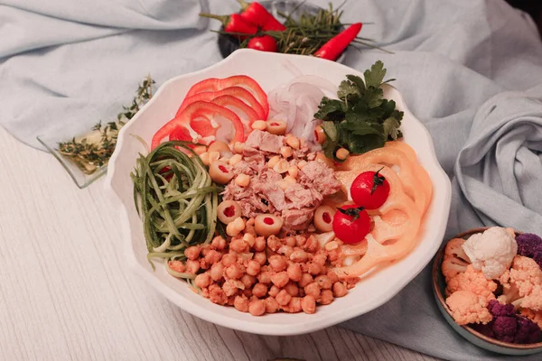 Taze salata tabağı ile karışık yeşillik