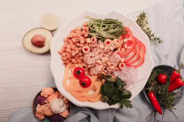 Taze salata tabağı ile karışık yeşillik