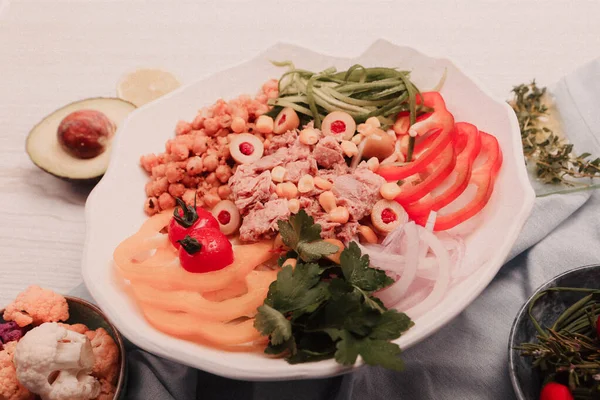 Taze salata tabağı ile karışık yeşillik