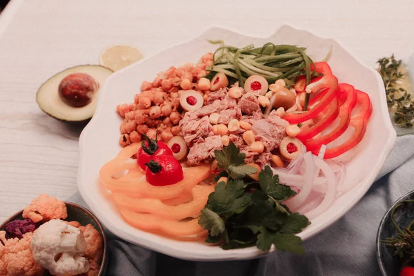 Taze salata tabağı ile karışık yeşillik