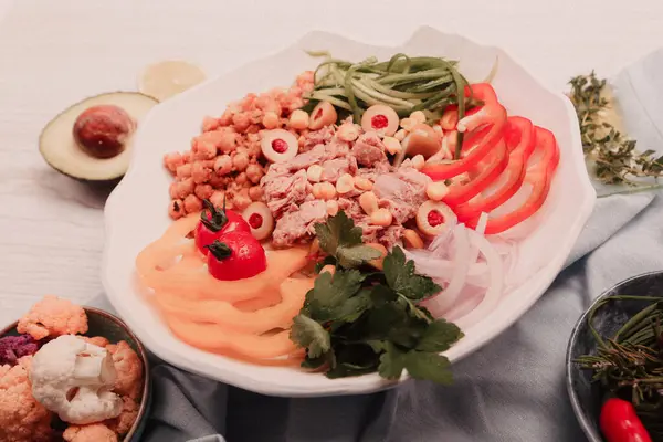 Taze salata tabağı ile karışık yeşillik