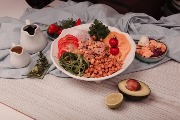 Taze salata tabağı ile karışık yeşillik