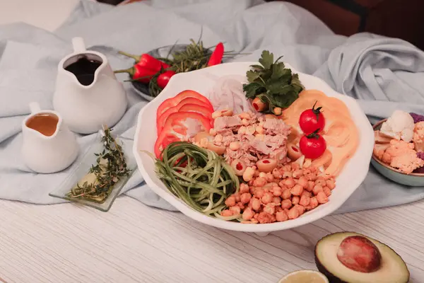 Taze salata tabağı ile karışık yeşillik