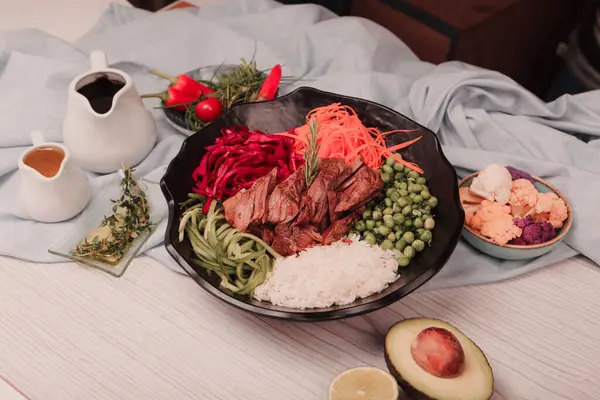 Taze salata tabağı ile karışık yeşillik