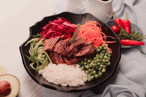 Taze salata tabağı ile karışık yeşillik