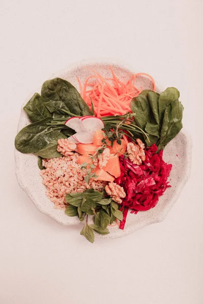 Taze salata tabağı ile karışık yeşillik