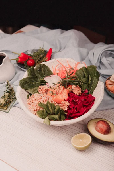 Taze salata tabağı ile karışık yeşillik