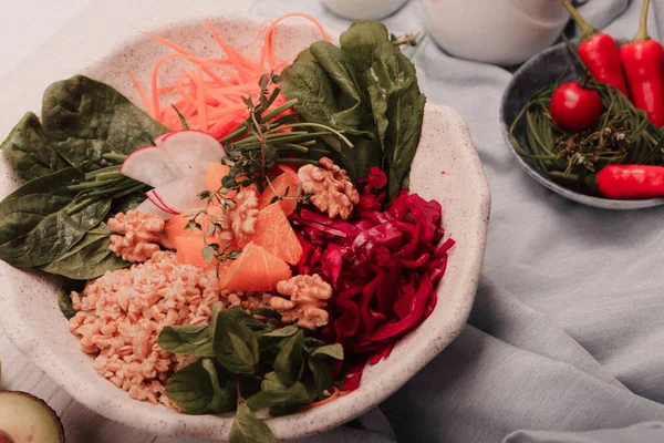 Taze salata tabağı ile karışık yeşillik