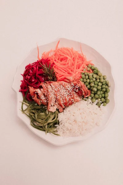 Taze salata tabağı ile karışık yeşillik