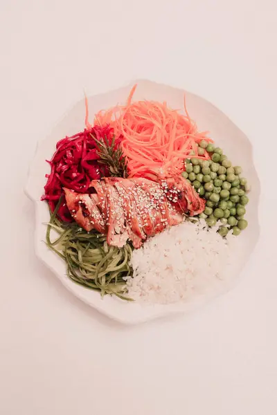 Taze salata tabağı ile karışık yeşillik