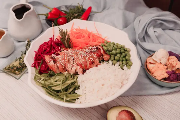 Taze salata tabağı ile karışık yeşillik