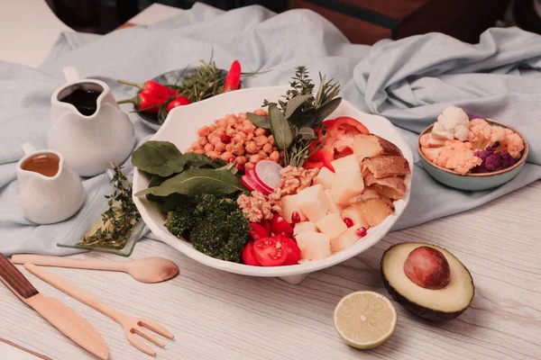 Taze salata tabağı ile karışık yeşillik