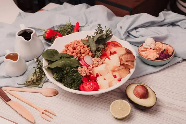 Taze salata tabağı ile karışık yeşillik