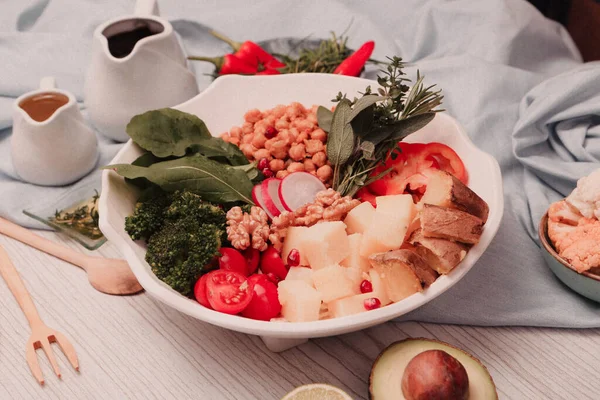 Taze salata tabağı ile karışık yeşillik