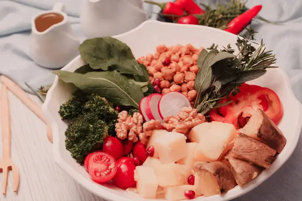 Taze salata tabağı ile karışık yeşillik