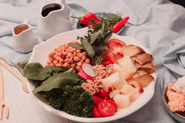 Taze salata tabağı ile karışık yeşillik