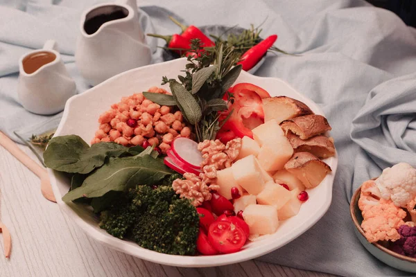 Taze salata tabağı ile karışık yeşillik