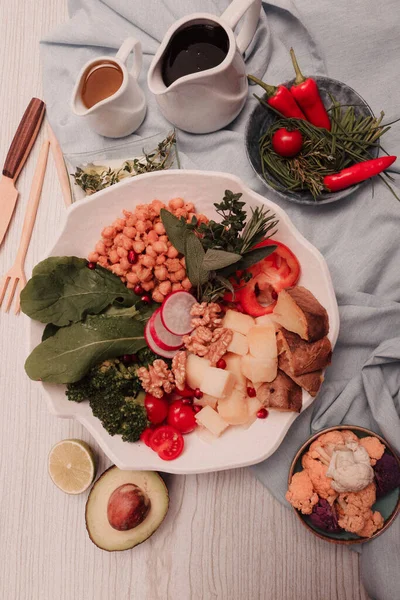 Taze salata tabağı ile karışık yeşillik