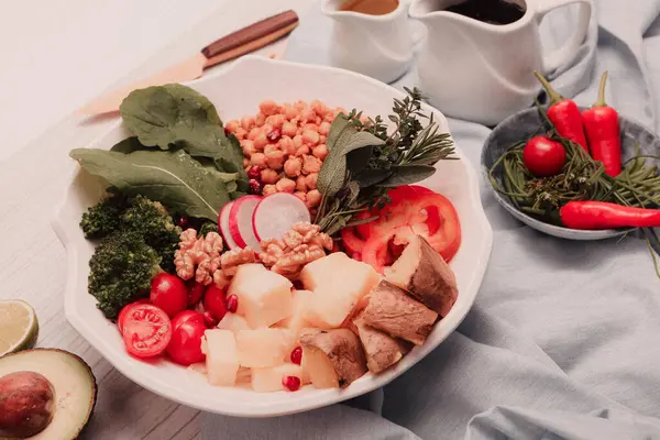 Taze salata tabağı ile karışık yeşillik