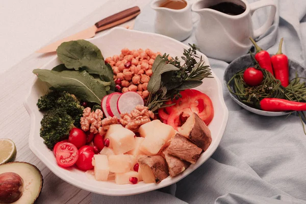 Taze salata tabağı ile karışık yeşillik