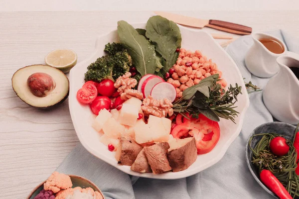 Taze salata tabağı ile karışık yeşillik