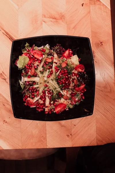 Taze salata tabağı ile karışık yeşillik