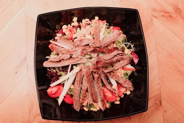 Taze salata tabağı ile karışık yeşillik