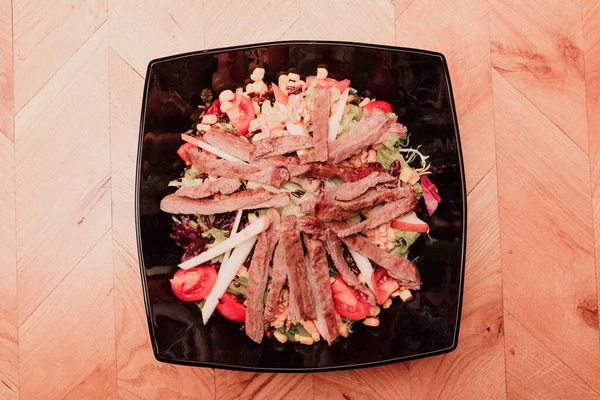 Taze salata tabağı ile karışık yeşillik