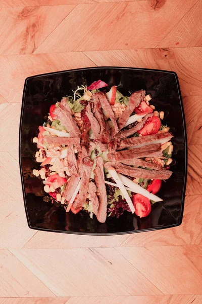 Taze salata tabağı ile karışık yeşillik