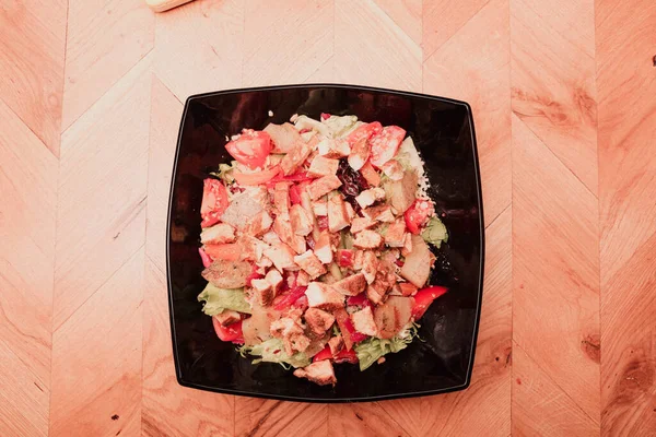 Taze salata tabağı ile karışık yeşillik