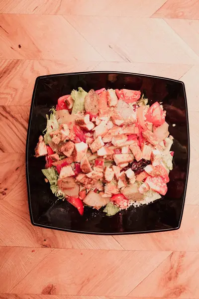 Taze salata tabağı ile karışık yeşillik