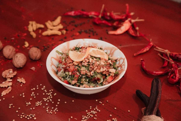 Taze salata tabağı ile karışık yeşillik