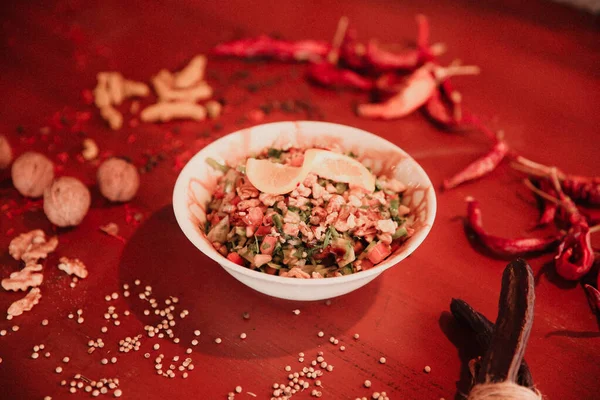 Taze salata tabağı ile karışık yeşillik