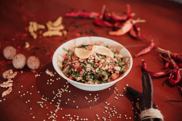 Taze salata tabağı ile karışık yeşillik