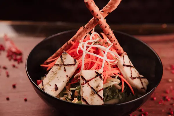 Taze salata tabağı ile karışık yeşillik