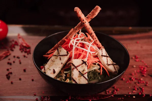 Taze salata tabağı ile karışık yeşillik