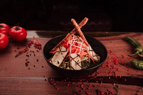 Taze salata tabağı ile karışık yeşillik