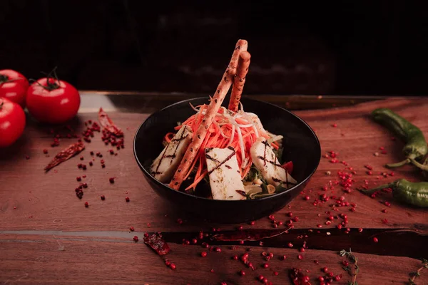 Taze salata tabağı ile karışık yeşillik