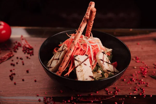 Taze salata tabağı ile karışık yeşillik