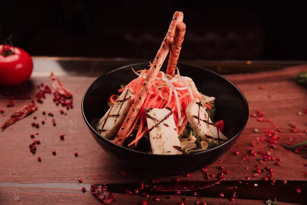 Taze salata tabağı ile karışık yeşillik