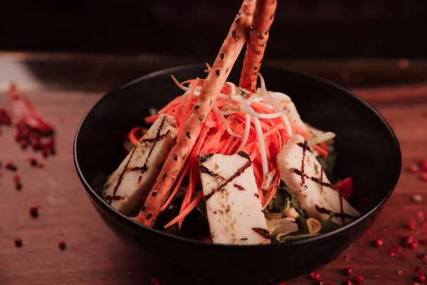 Taze salata tabağı ile karışık yeşillik