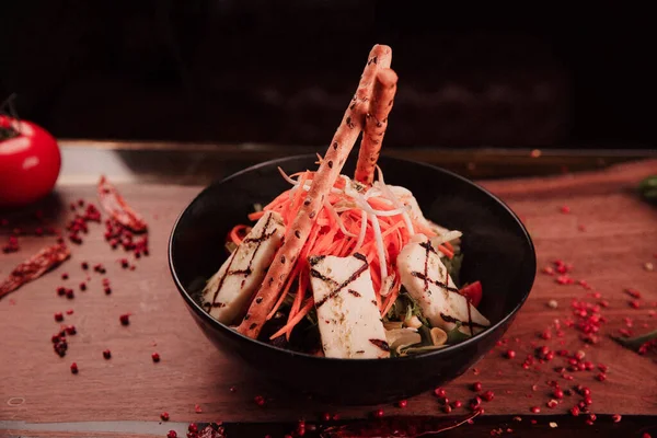 Taze salata tabağı ile karışık yeşillik