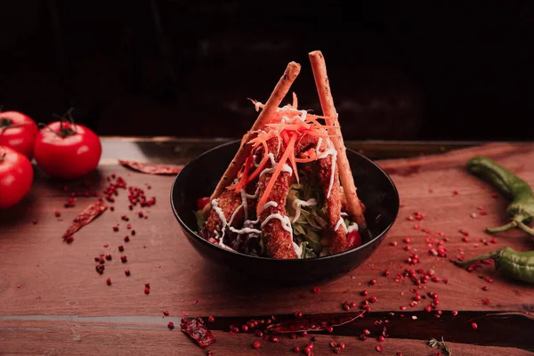 Taze salata tabağı ile karışık yeşillik