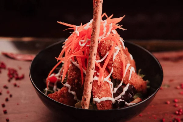 Taze salata tabağı ile karışık yeşillik