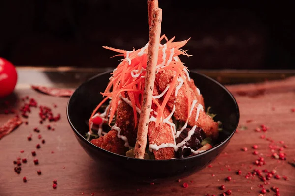 Taze salata tabağı ile karışık yeşillik