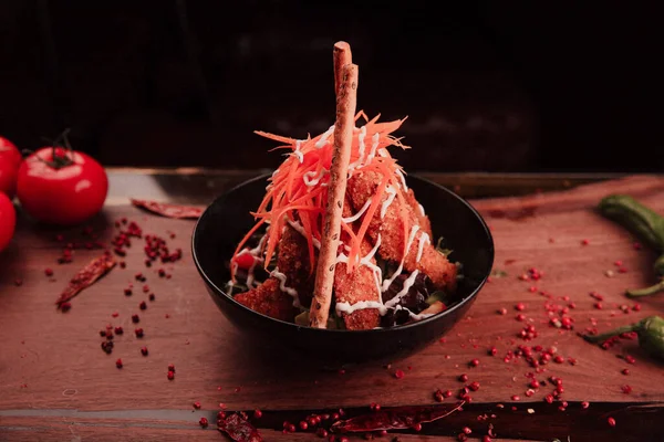 Taze salata tabağı ile karışık yeşillik