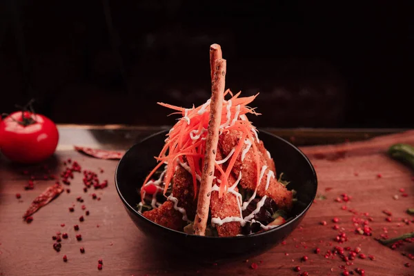 Taze salata tabağı ile karışık yeşillik