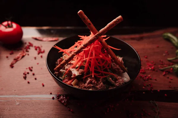 Taze salata tabağı ile karışık yeşillik