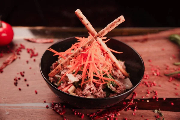 Taze salata tabağı ile karışık yeşillik