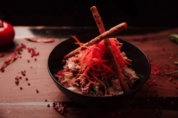 Taze salata tabağı ile karışık yeşillik